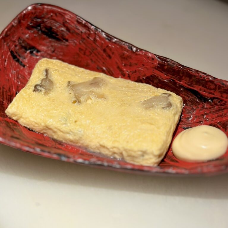 Rolled omelet with oil residue